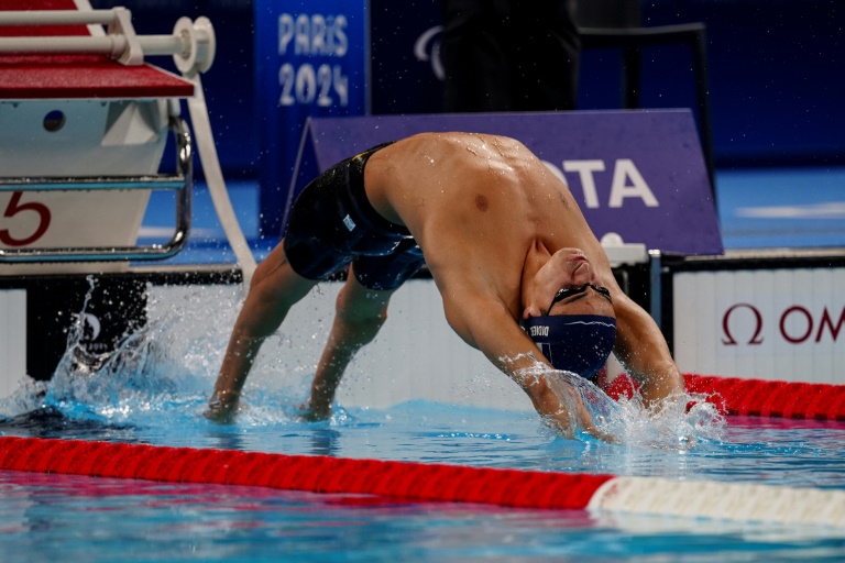 Le paranageur français Ugo Didier lors de la finale du 100 m dos S9 des Jeux paralympiques de Paris, à l'Arena La Défense de Nanterre, le 3 septembre 2024