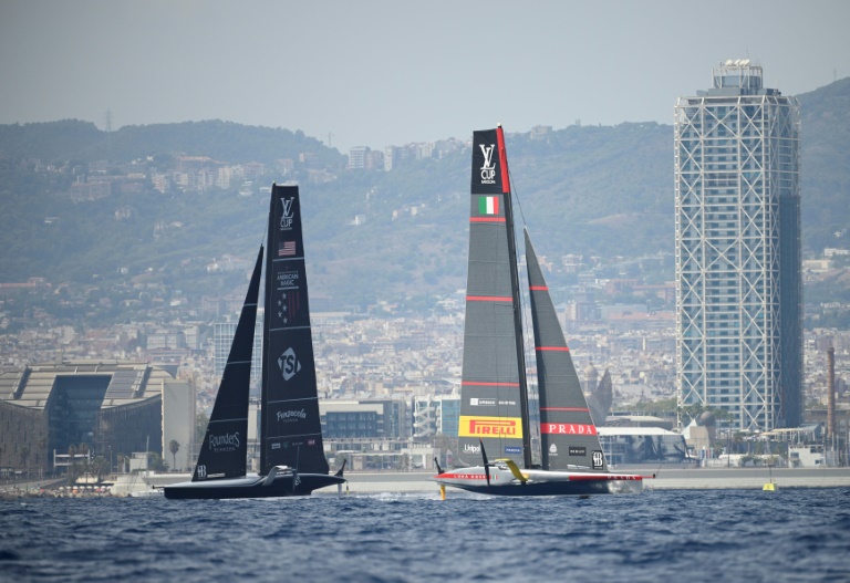 Le défi Luna Rossa lors de la régate préliminaire à la 37e coupe Louis Vuitton le 31 août 2024 à Barcelone