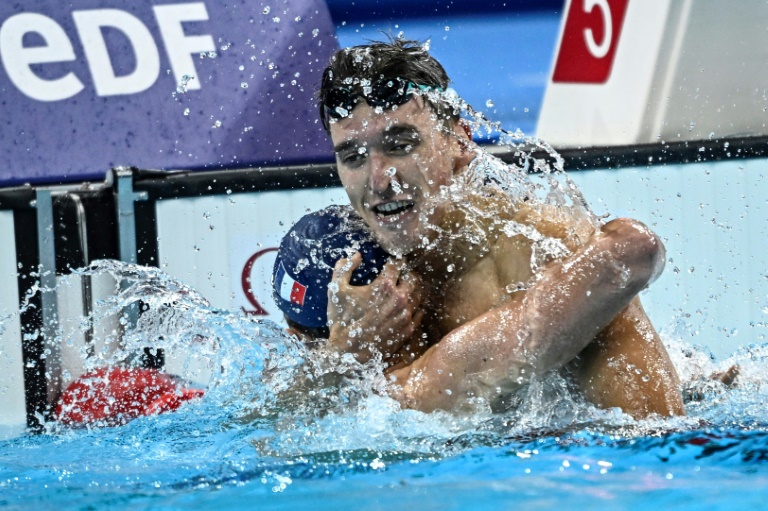 Alex Portal et son petit frère Kylian se congratulent à la fin de leur course aux Jeux paralympiques, le 31 août 2024 à Nanterre