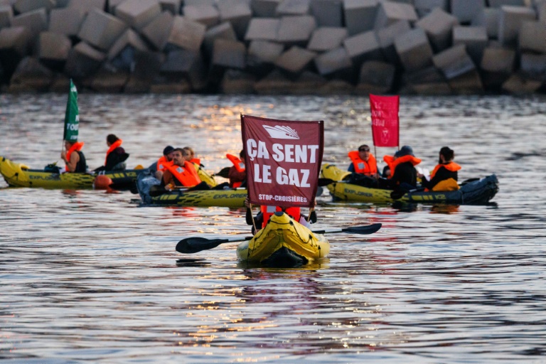 Des membres des collectifs Stop croisières et Extinction Rebellion bloquent des navires de croisière à l'entrée du port de Marseille pour dénoncer la pollution qu'ils génèrent, le 21 septembre 2024