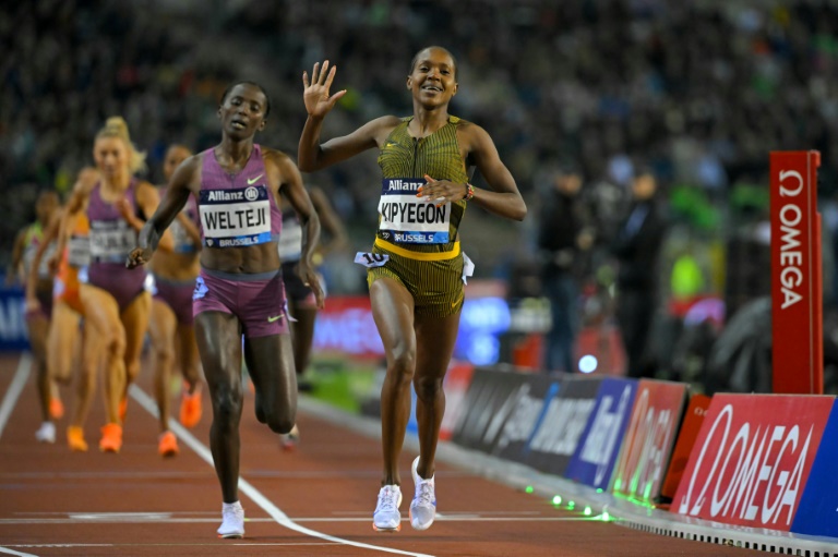 La Kényane Faith Kipyegon salue ses supporters au moment où elle remporte le 1500m féminin de la Ligue de diamant à Bruxelles le 14 septembre 2024