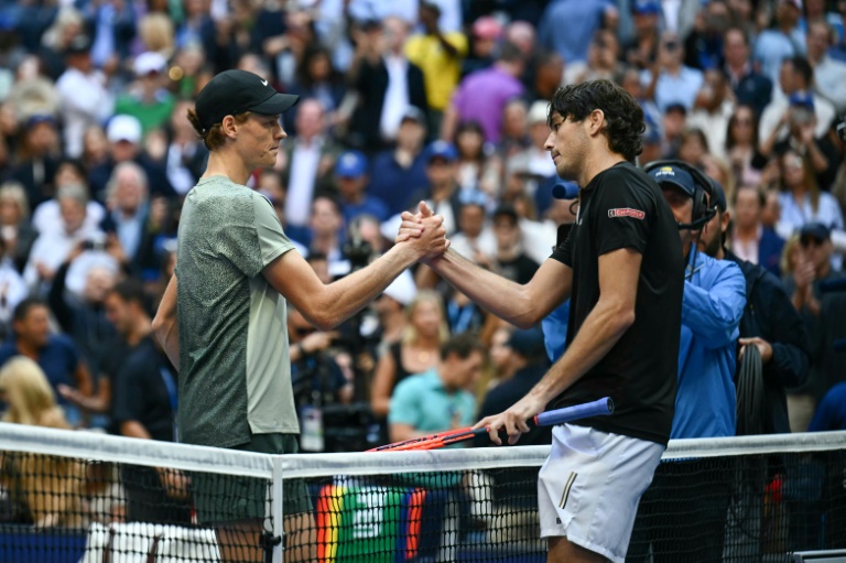 L'Italien Jannik Sinner, N.1 mondial, félicité par l'Américain Taylor Fritz, qu'il vient de battre pour remporter l'US Open le 8 septembre 2024 à New York