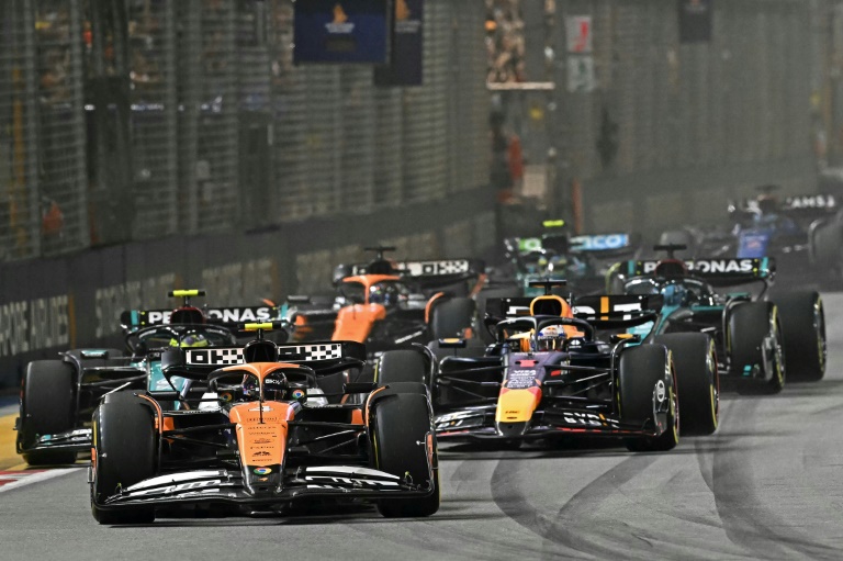 Le Britannique Lando Norris (McLaren) conserve la tête lors du départ du GP e Singapour, le 22 septembre 2024