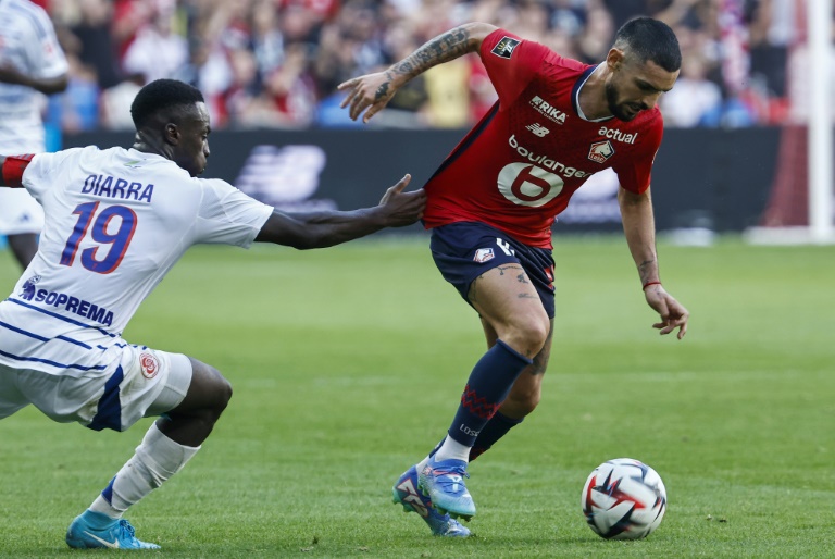 Le Lillois Rémy Cabella (d) devant le Strasbourgeois Habib Diarra, le 21 septembre 2024 à Villeneuve-d'Ascq