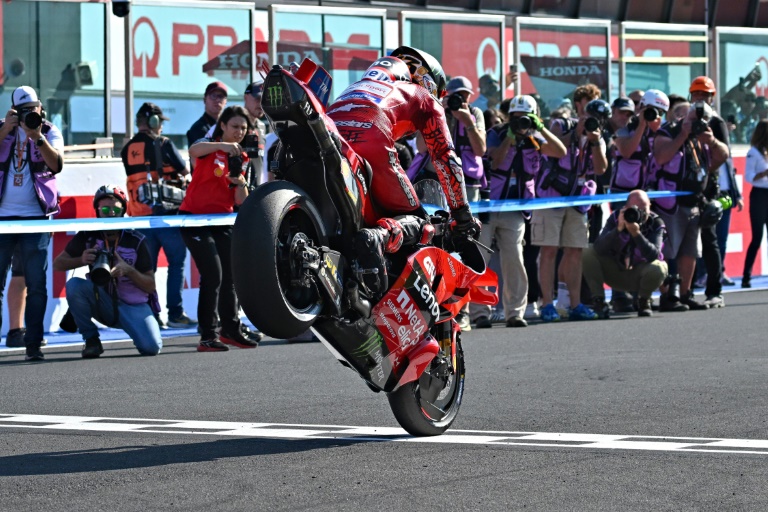 L'Italien Francesco Bagnaia (Ducati) franchit en vainqueur la ligne d'arrivée de la course Sprint du Grand-Prix d'Emilie-Romagne MotoGP sur le circuit de Misano-Adriatico le 21 septembre 2024.