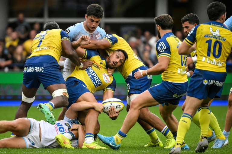 Le centre de Clermont George Moala ballon en main contre Bayonne, le 21 septembre 2024 à Clermont-Ferrand