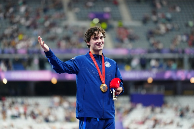 Ezra Frech sur le podium avec sa médaille d'or après le 100m en catégorie T63 au stade de France(Saint-Denis)lors des Jeux paralympiques de Paris le 2 septembre 2024