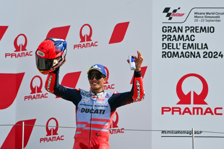 Le pilote espagnol de Ducati-Gresini, Marc Marquez, célèbre sa troisième place sur le podium du Grand Prix d'Emilie-Romagne en MotoGP, à Misano, le 22 septembre 2024