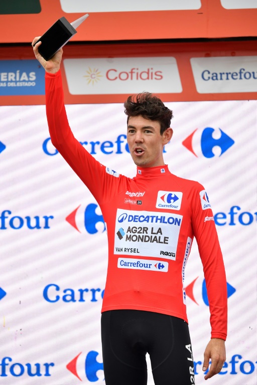 Le coureur cycliste australien Ben O'Connor sur le podium de la 18e étape de la Vuelta à Maeztu le 5 septembre 2024.