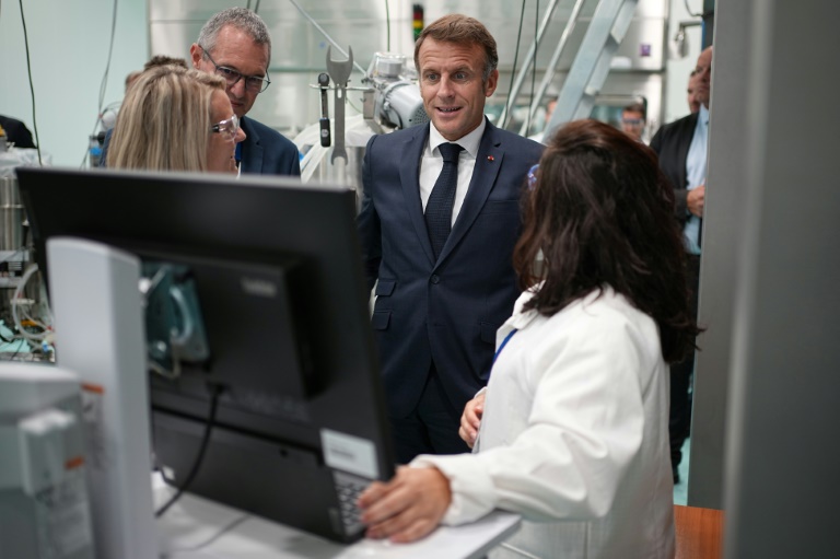 Le président Emmanuel Macron visite l'usine Sanofi de vaccins et biomédicaments innovante, lors de son inauguration à Neuville-sur-Saône, le 10 septembre 2024 dans le Rhône