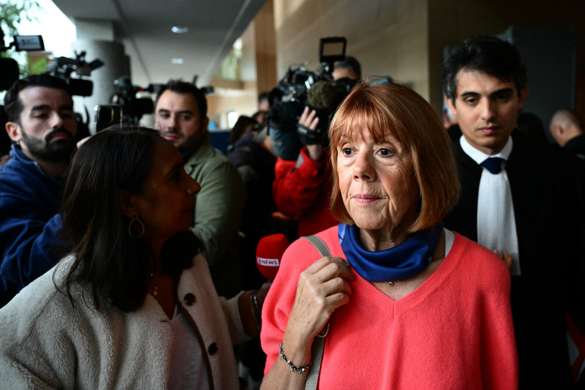 Au procès des viols de Mazan, Gisèle Pelicot entourée de ses avocats.