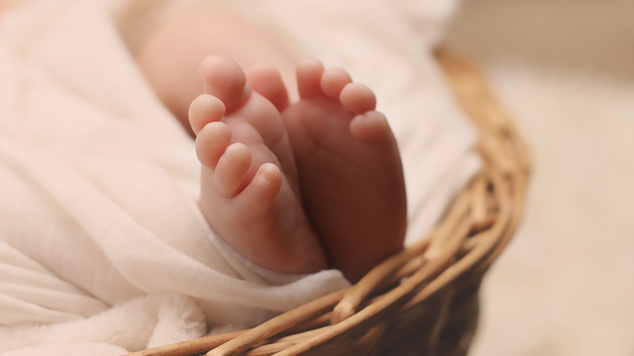 Une photo en gros plan des pieds d'un bébé