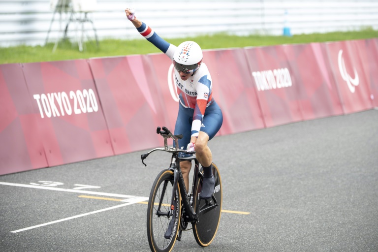 La Britannique Sarah Storey, ici le 30 août 2021, passant la ligne d'arrivée pour sa victoire dans l'épreuve de cyclisme en contre-la-montre C5 lors des Jeux paralympiques de Tokyo