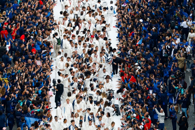 Les athlètes français des Jeux olympiques et paralympiques défilent sur l'avenue des Champs-Élysées, à Paris, le 14 septembre 2024