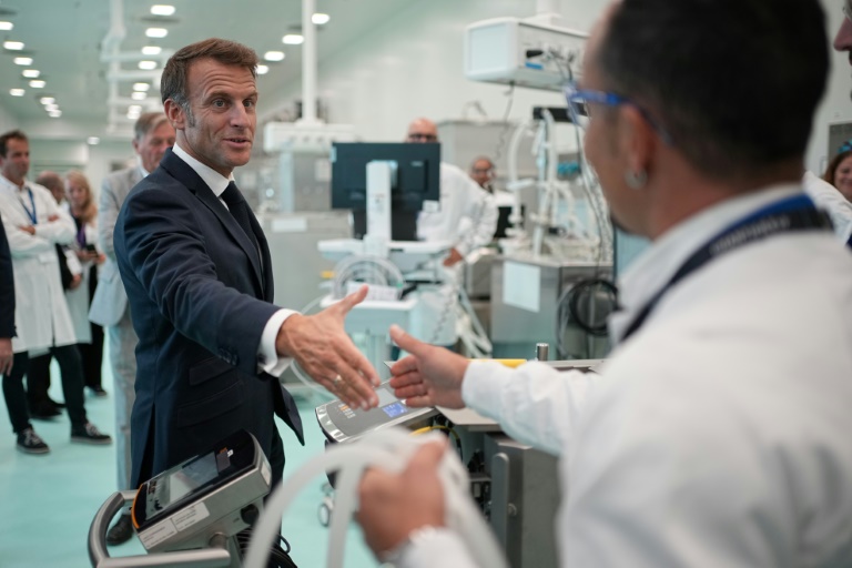 Le président Emmanuel Macron visite l'usine Sanofi de vaccins et biomédicaments innovante, lors de son inauguration à Neuville-sur-Saône, le 10 septembre 2024 dans le Rhône