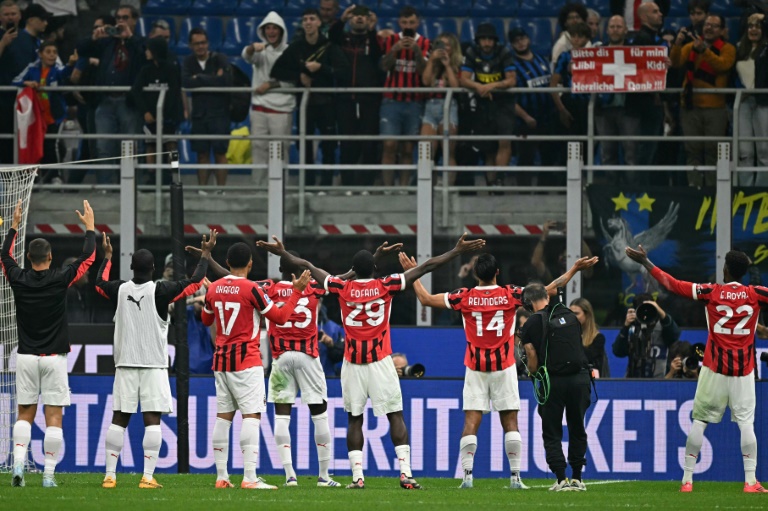 I giocatori del Milan celebrano la vittoria dei loro tifosi contro l'Inter (2-1) il 22 settembre 2024 a San Siro