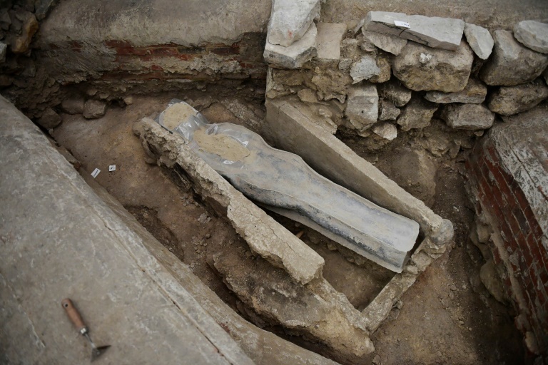 Un des sarcophages de plomb retrouvé à Notre-Dame, photographié le 15 mars 2022