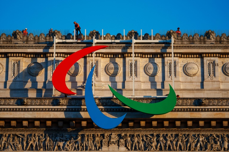 Les Agitos, symbole des Paralympiques, en cours d'installation sur l'Arc de Triomphe à Paris le 28 juin 2024