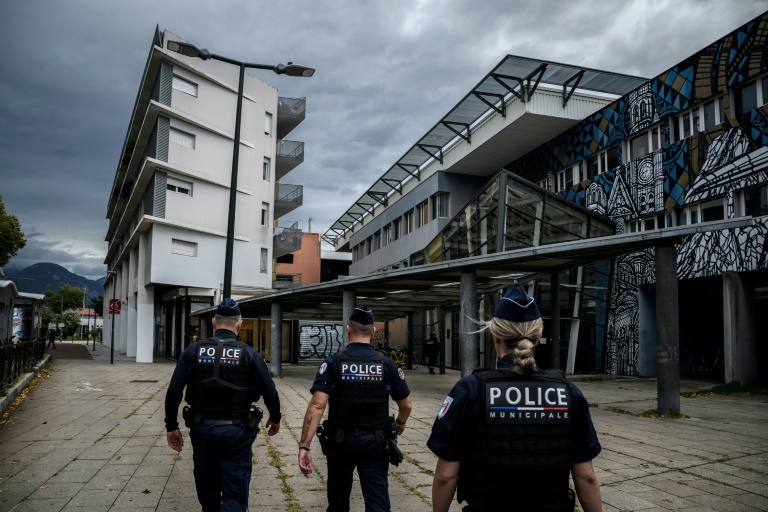 Des policiers inspectent et vérifient que les habitants ont quitté l'immeuble « Le Carrare » à Echirolles le 26 septembre 2024