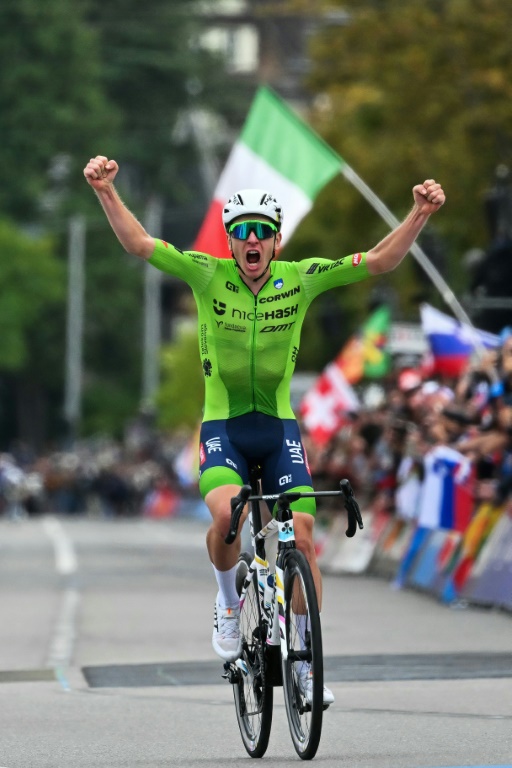 Le Slovène Tadej Pogacar célèbre sa victoire dans l'épreuve sur route des Championnats du monde de cyclisme 2024, à Zurich, le 29 septembre 2024