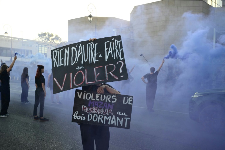 Une manifestation devant le palais de justice à Avignon, le 2 septembre 2024, avant le procès d'un homme accusé d'avoir drogué sa femme pendant près de dix ans et d'avoir invité des inconnus à la violer