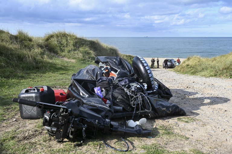 Les restes du bateau qui transportait des migrants tentant de traverser la Manche, à Ambleteuse, dans le nord de la France, le 15 septembre 2024