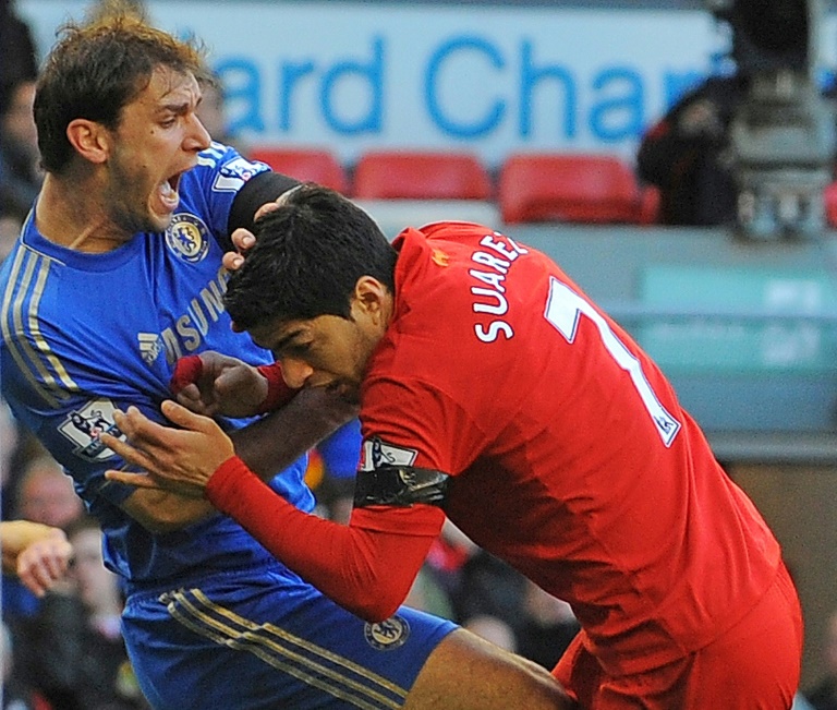 Altercation entre Luis Suarez et le défenseur de Chelsea Branislav Ivanovic, le 21 avril 2013 à Liverpool