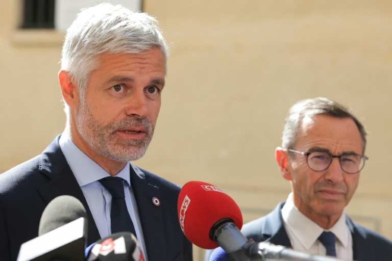 Laurent Wauquiez et Bruno Retailleau (G) après une rencontre avec le Premier ministre à l'hôtel Matignon à Paris, le 6 septembre 2024