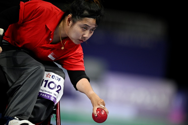 La Singapourienne Jeralyn Tan Yee Ting affronte la Française Aurélie Aubert dans le match pour la médaille d'or de boccia BC1 individuel féminin lors des Jeux Paralympiques de Paris 2024, le 2 septembre 2024