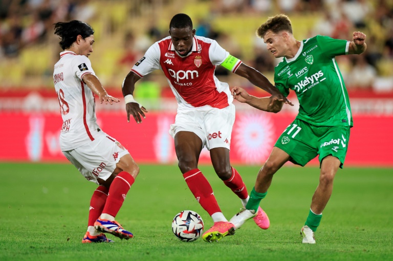 Le milieu de Monaco Denis Zakaria (au centre) lutte pour la balle lors du match contre Saint Etienneau stade Louis II de Monaco le 17 août 2024