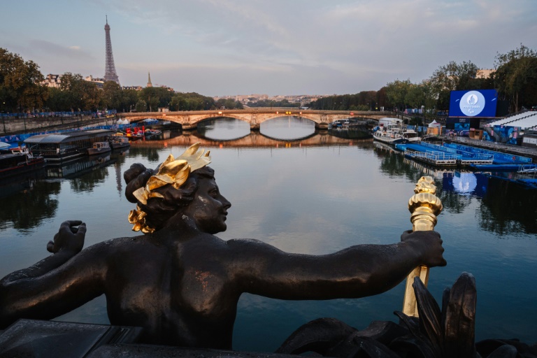 Vue de la Seine où l'épreuve de triathlon des Jeux paralympiques de Paris a été annulée le 1er septembre 2024 et reportée au lendemain