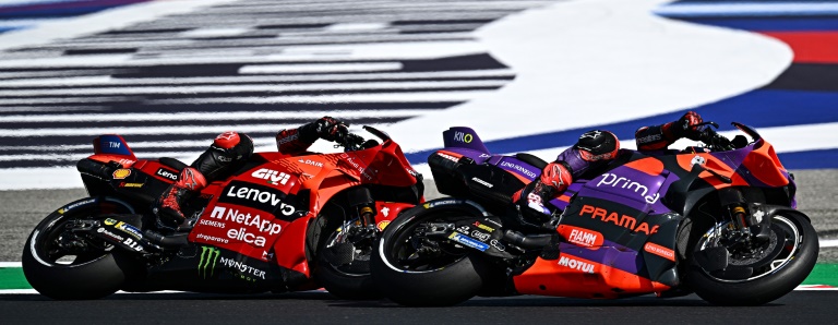 Le pilote espagnol Jorge Martin (Ducati-Pramac, à droite) précède l'Italien Francesco Bagnaia (Ducati, à gauche) lors de la course sprint du Grand-Prix de Saint-Marin sur le circuit de Misano Adriatico le 7 septembre 2024.