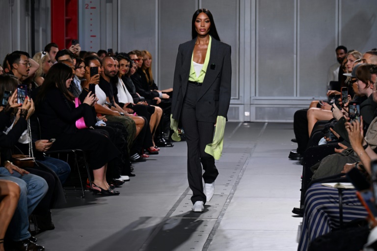 La mannequin britannique Naomi Campbell présente une collection pour Coperni lors de la Fashion Week de Paris, le 29 septembre 2023