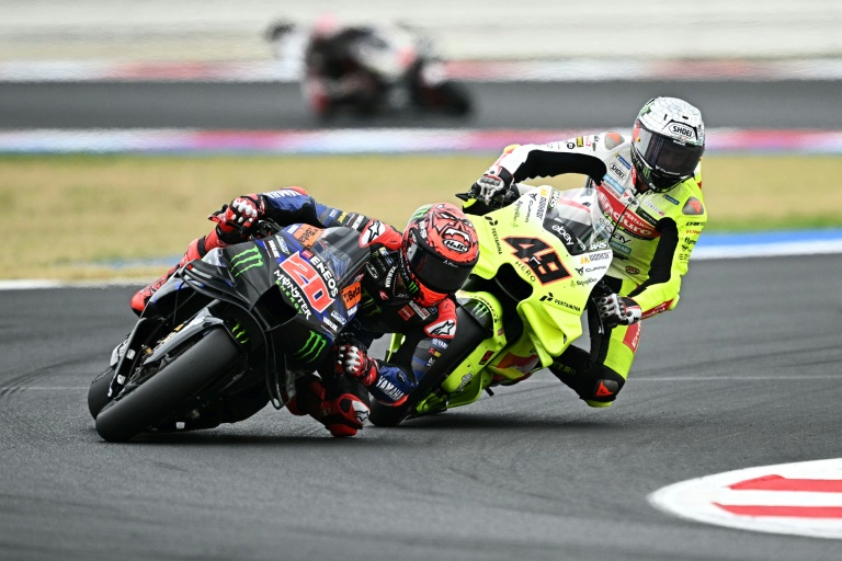 Le pilote français Fabio Quartararo (Yamaha) précède l'Italien Fabio di Giannantonio (Ducati-VR46) lors du Grand-Prix de Saint-Marin comptant pour le championnat du monde MotoGP sur le circuit de Misano-Adriatico le 8 septembre 2024.