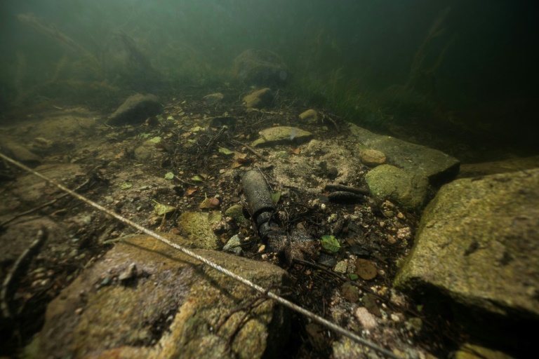 Un cylindre en fer au fond du lac de Gérardmer, le 20 septembre 2024 dans l'est de la France