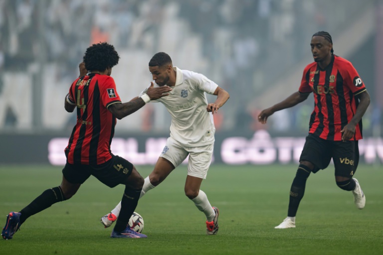 Le Marseillais Amine Harit (c) face au capitaine niçois Dante (g), le 14 septembre 2024 au Stade Vélodrome