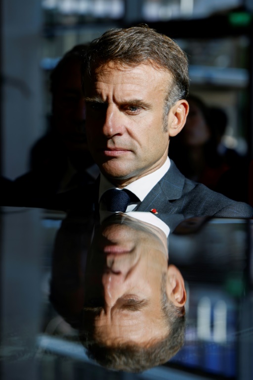 Le président français Emmanuel Macron en visite à Nanterre, près de Paris, le 19 septembre 2024