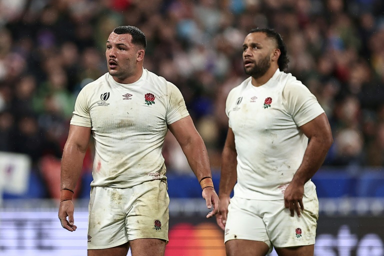 Billy Vunipola (à droite), aux cotés d'Ellis Genge (à gauche),  sur la pelouse du Stade de France après la défaite de l'Angleterre en demi finale contre l'Afrique du sud lors de  la Coupe du monde, le 21 octobre 2023