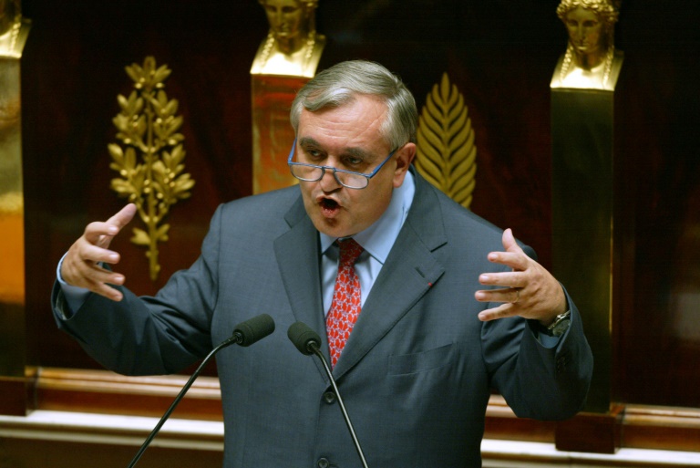 le Premier ministre Jean-Pierre Raffarin fait sa déclaration de politique générale dans l'hémicycle du Palais-Bourbon, à Paris, le 03 juillet 2002