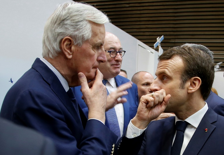 Le Président Emmanuel Macron (d) s'entretient avec le commissaire européen Michel Barnier (g) lors du salon de l'Agriculture le 23 février  2019