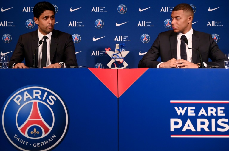 Le président du Paris SG Nasser Al-Khelaïfi (à gauche) et Kylian Mbappe donnent une conférence de presse le 23 mai 2022 au Parc des Princes, deux jours après l'annonce de la prolongation du contrat de l'attaquant star du club pour deux saisons plus une troisième en option