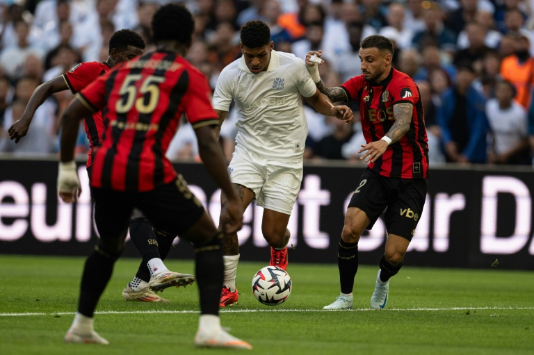 Le Marseillais Luis Henrique (c) marqué par le néo-Niçois et ancien marseillais Jonathan Clauss (d), le 14 septembre 2024 au Stade Vélodrome