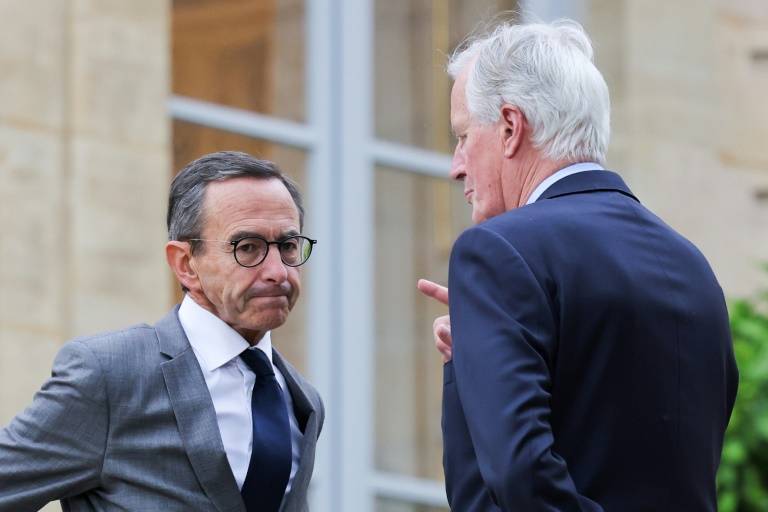 Le Premier ministre Michel Barnier (d) parle à son ministre de l'Intérieur Bruno Retailleau à la suite du séminaire gouvernemental, à Matignon, à Paris, le 27 septembre 2024