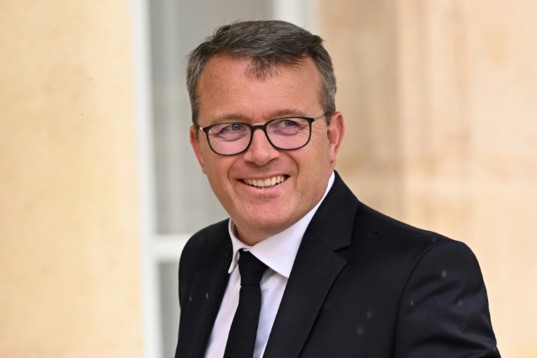 Le nouveau ministre délégué aux Transports François Durovray arrive à la première réunion du gouvernement Barnier à Paris le 23 septembre 2024