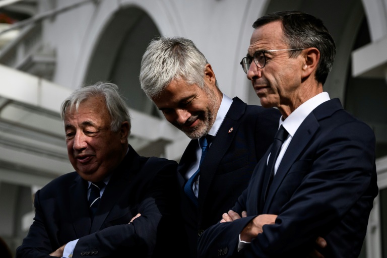 Le président du Sénat Gérard Larcher (g), le chef des députés LR, Laurent Wauquiez, et le chef des sénateurs LR, Bruno Retailleau, le 12 septembre 2024 à Annecy