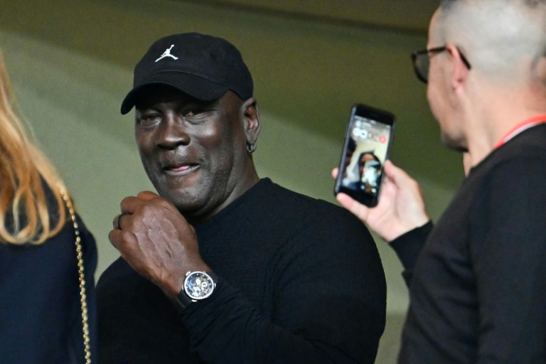 La légende du basket Michael Jordan dans les gradins du stade Louis-II pour la rencontre Monaco-Barcelone, le 19 septembre 2024