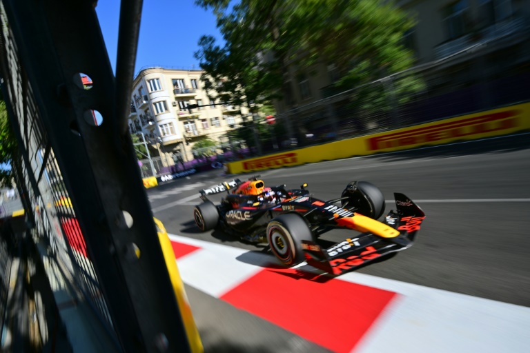 Le Néerlandais  Max Verstappen au volant de sa Red Bull lors du GP d'Azerbaïdjan dans les rues de la capitale Bakou le 15 septembre 2024