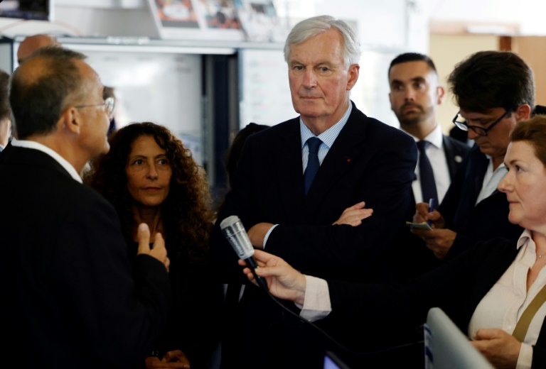 Le Premier ministre Michel Barnier (c) en visite au siège du SAMU de Paris, le 7 septembre 2024 à Paris