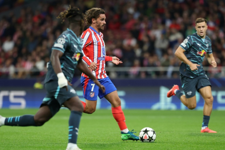 L'attaquant de l'Atlético Madrid Antoine Griezmann (d) devant le Malien du RB Leipzig Amadou Haidara, le 19 septembre 2024 à Madrid