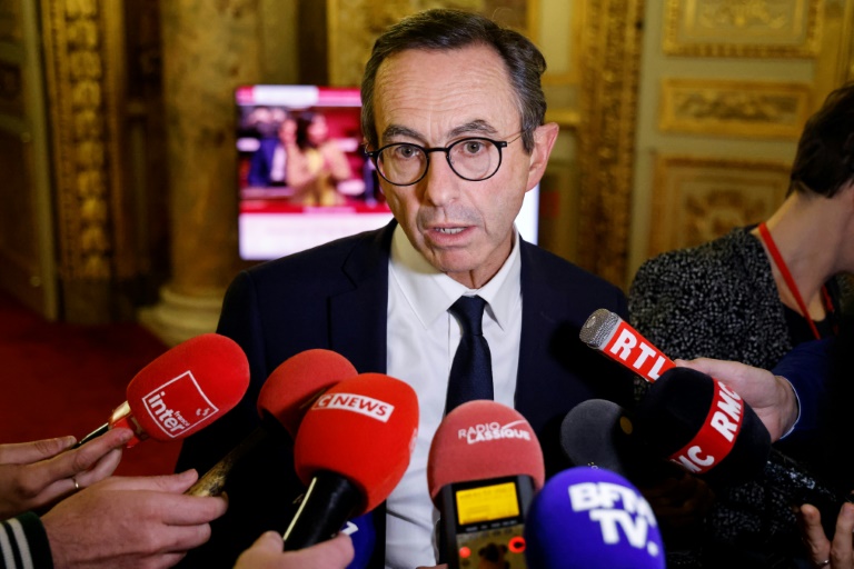 Le chef du groupe parlementaire LR au Sénat, Bruno Retailleau, s'adresse à la presse lors d'un débat sur le projet de loi du gouvernement sur l'immigration au Sénat, le 7 novembre 2023 à Paris